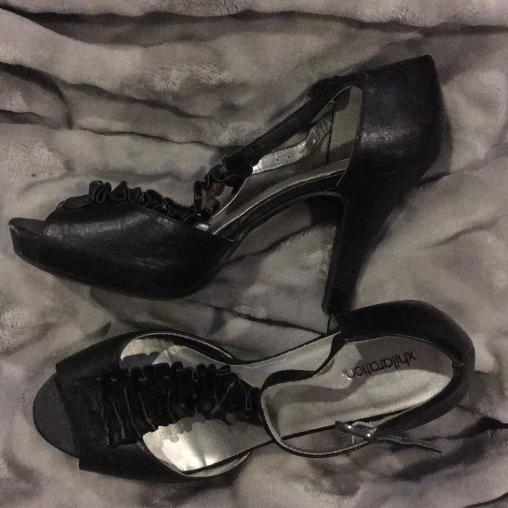 Women's size 8. 1 1/2 " heel